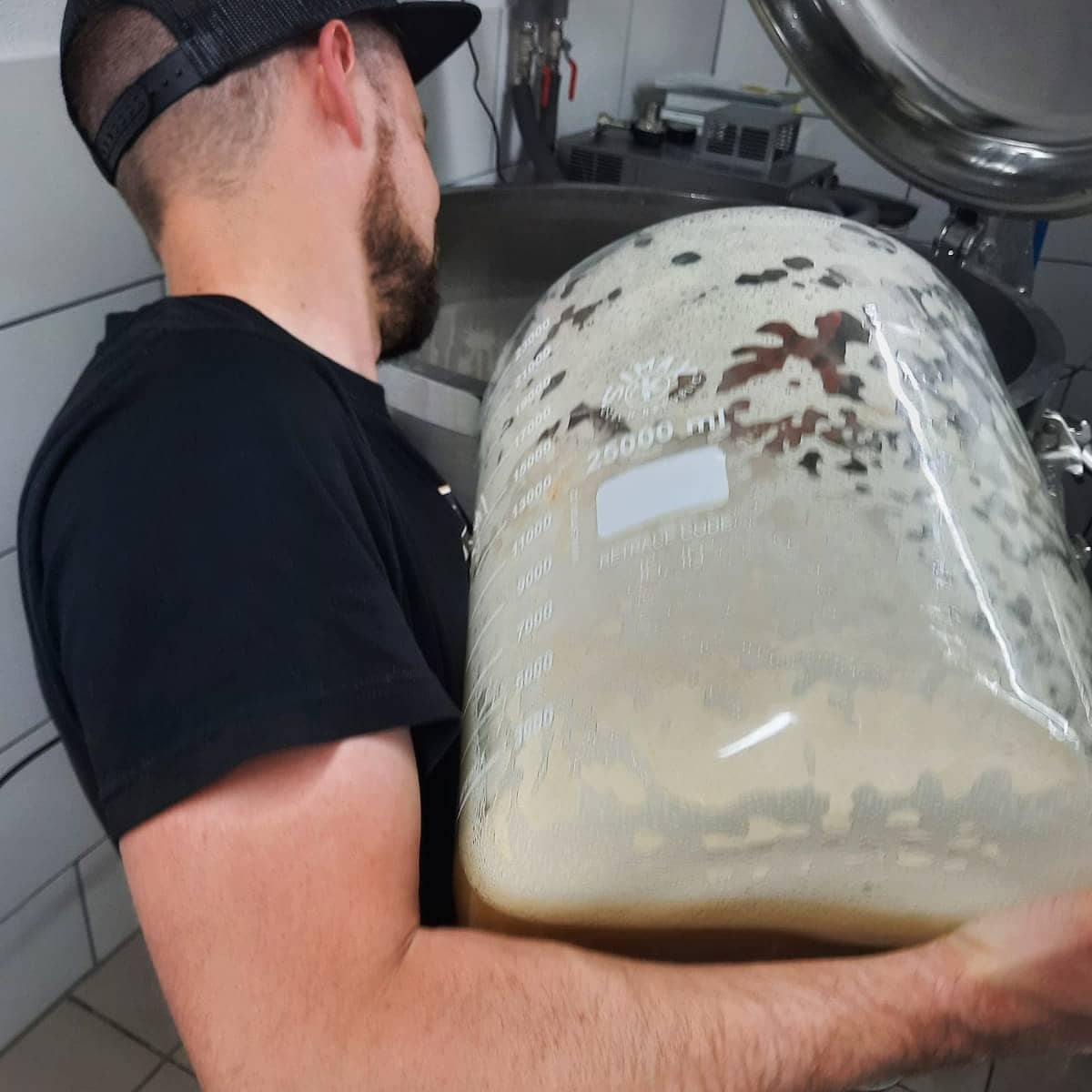 Mann gießt Bier ein